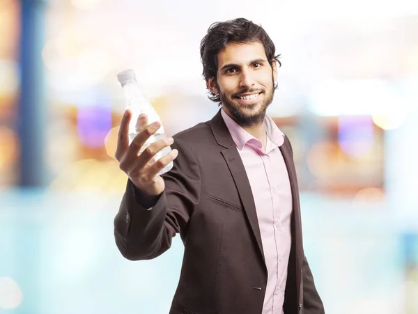Счастливый бизнесмен с бутылкой воды — стоковое фото
