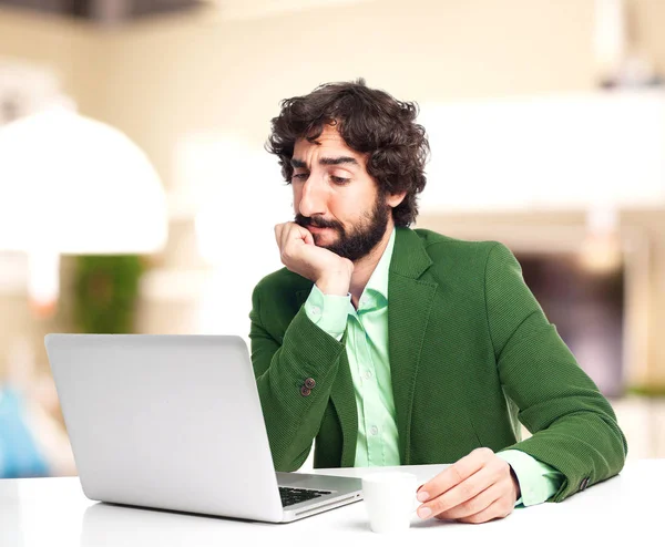 Denkender Geschäftsmann mit Laptop — Stockfoto