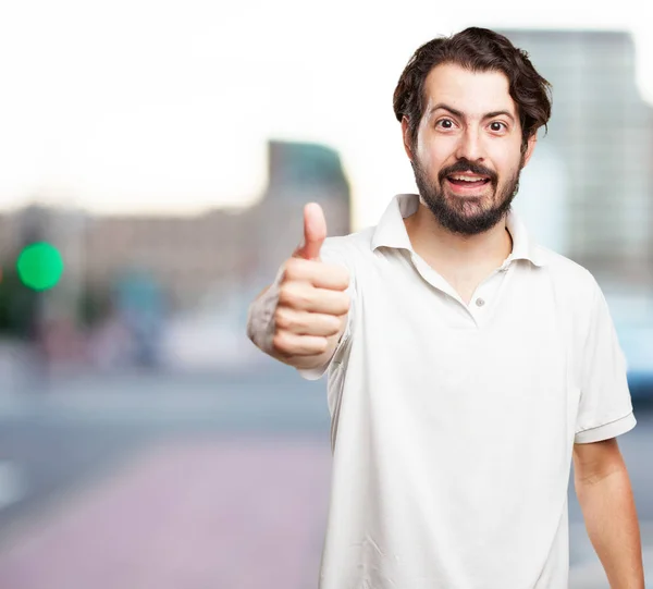 Gelukkig jongeman met goed teken — Stockfoto