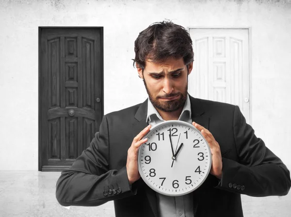 Hombre de negocios preocupado con reloj — Foto de Stock