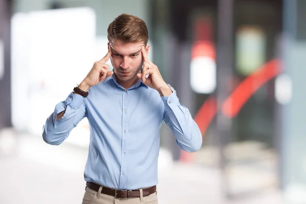 Arg affärsman koncentrerad — Stockfoto