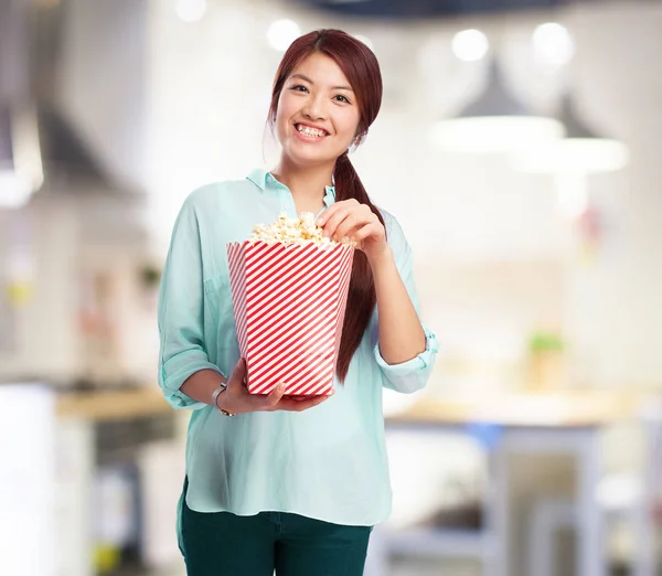 Happy chinese woman with popcorn — Stock Photo, Image