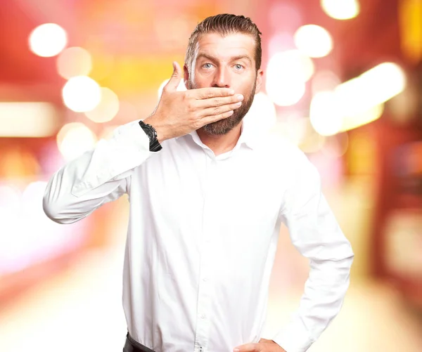 Έκπληκτος ο άνθρωπος με καλύπτει το στόμα χειρονομία — Φωτογραφία Αρχείου