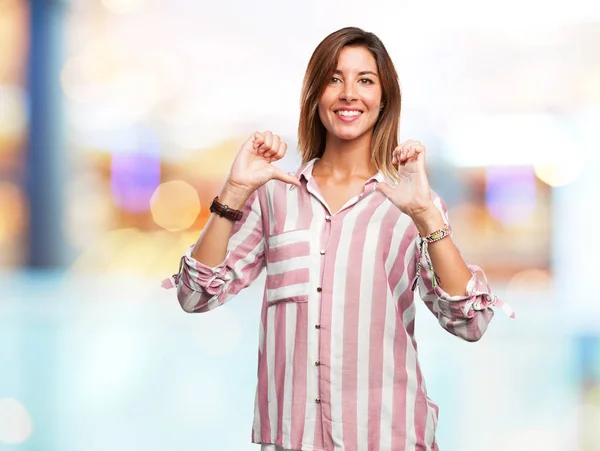 Trots op jonge vrouw met het teken van de overwinning — Stockfoto