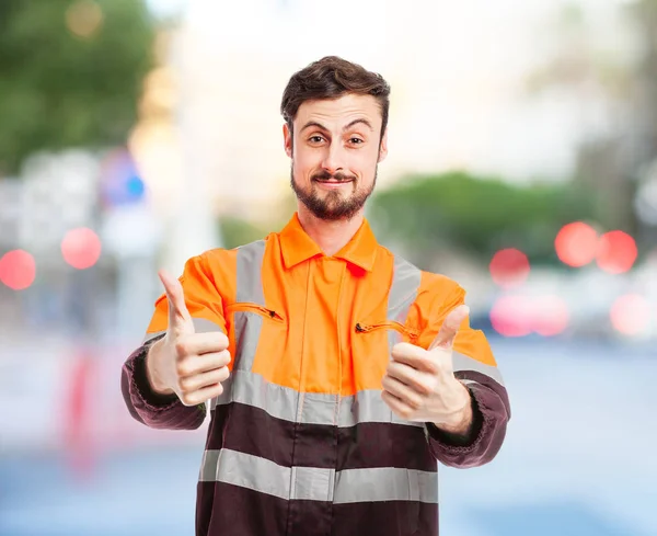 Confuso trabalhador homem com discordo sinal — Fotografia de Stock