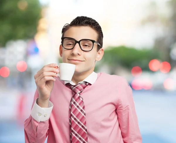 コーヒーを飲みながら幸せなビジネスマン — ストック写真