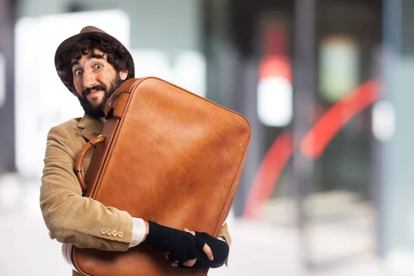 Glücklicher junger Mann mit Koffer — Stockfoto