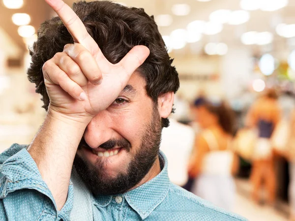 Pazzo giovane uomo con segno perdente — Foto Stock