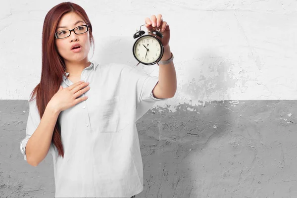 Mujer china feliz con reloj —  Fotos de Stock