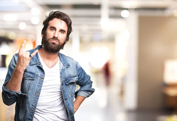 Stolzer junger Mann in glücklicher Pose — Stockfoto