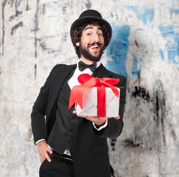 Hombre feliz con regalo — Foto de Stock