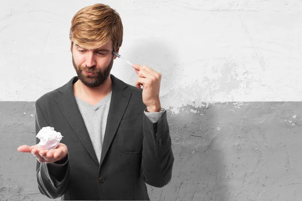 Επιχειρηματίας σκέφτεται με μπάλα χαρτιού — Φωτογραφία Αρχείου