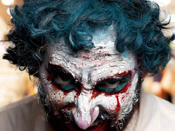 Clown fou homme avec expression en colère — Photo