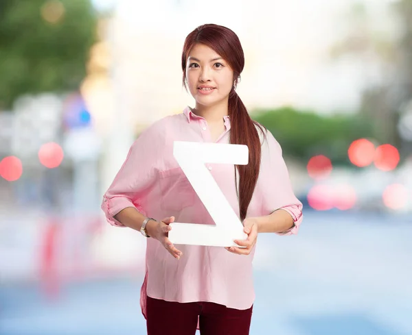 Glückliche Chinesin mit Z-Buchstabe — Stockfoto