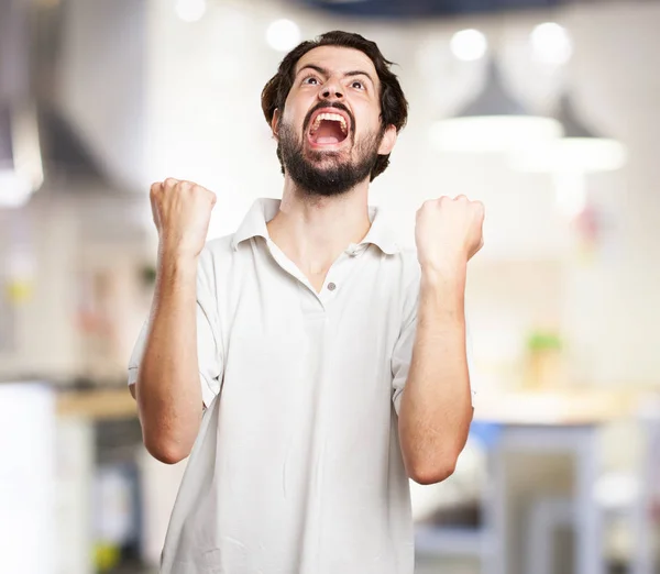 Verrückter junger Mann in Jubelpose — Stockfoto