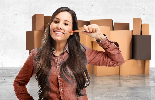 Heureuse jeune femme avec brosse à dents — Photo