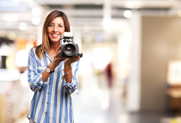 映画用カメラを持つ幸せな若い女性 — ストック写真