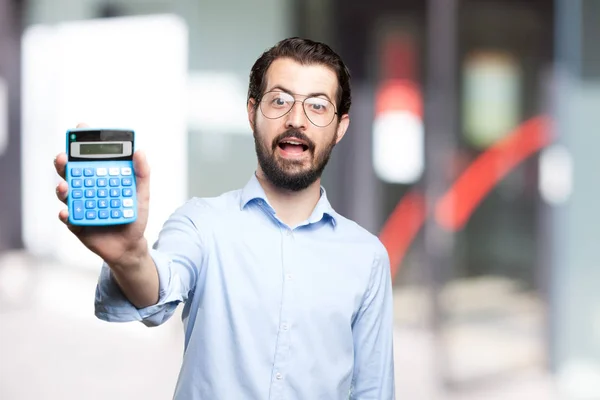 Felice giovane uomo con calcolatrice — Foto Stock