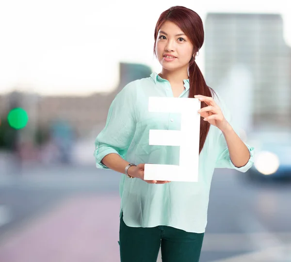 Mujer china feliz con e carta —  Fotos de Stock