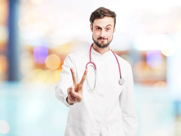Glücklicher Arzt mit Siegeszeichen — Stockfoto