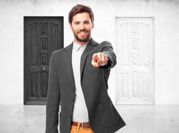 Homem de negócios feliz apontando frente — Fotografia de Stock