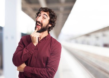 mutlu genç adam fikir sahip olmak