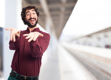 mutlu genç adam gösteren jest