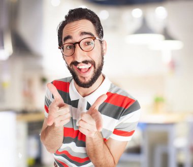 Tamam işareti ile çılgın genç adam