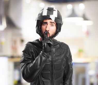 sessizlik işareti ile kızgın motorcu