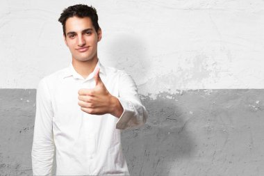 Tamam işareti ile mutlu genç adam