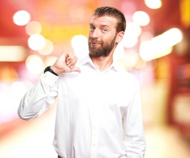 mutlu genç adam gurur poz