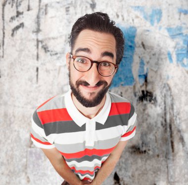 çılgın genç adam mutlu poz