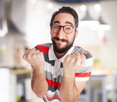 işareti kutlama ile çılgın genç adam