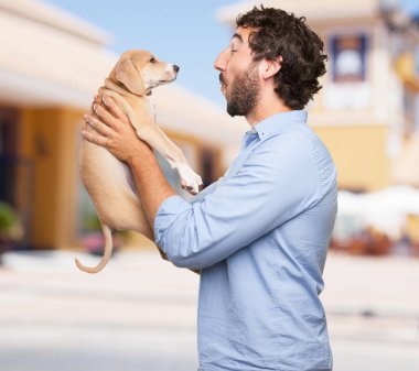 mutlu genç adam köpek yavrusu