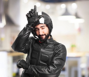 kaybeden işareti ile mutlu motorcu