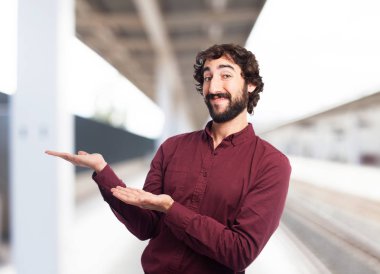 mutlu genç adam gösteren jest