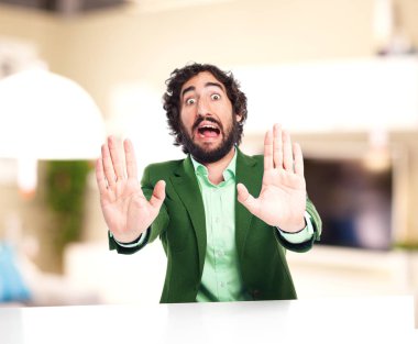 korkmuş işadamı dur hareketi ile