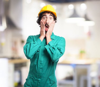 endişeli çalışan adam şaşırmış poz