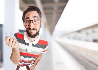 faturaları işareti ile çılgın genç adam