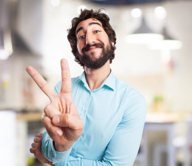 zafer işareti ile mutlu genç adam