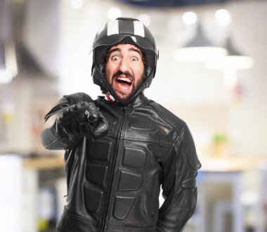 sürpriz motorcu işaretçi açık