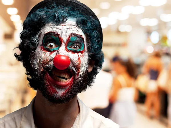 Crazy klaun muž s rozzlobený výraz — Stock fotografie