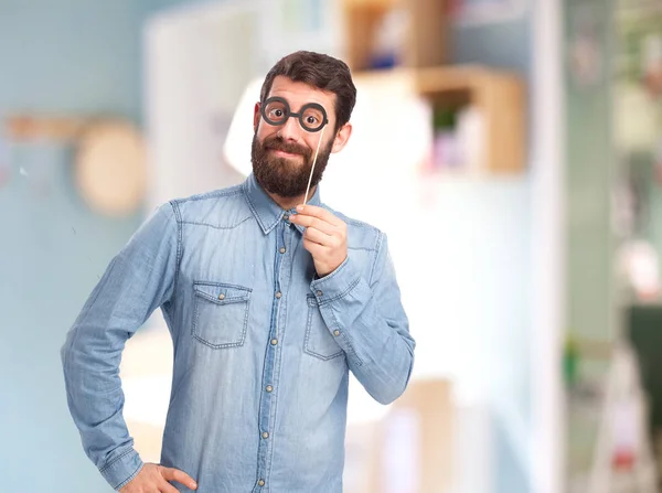 Joven feliz bromeando — Foto de Stock