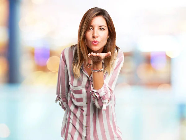 Feliz joven mujer enviando beso — Foto de Stock