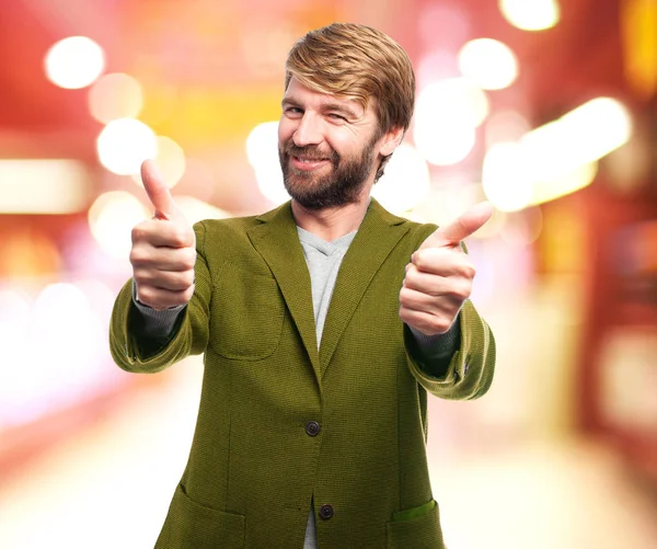 Tamam işareti ile mutlu işadamı