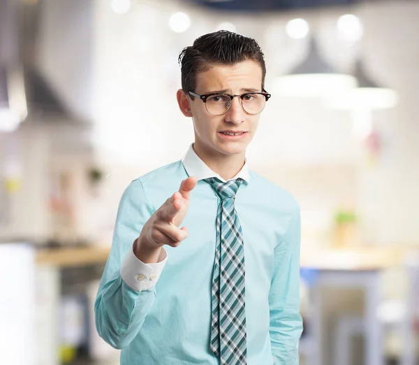 Orgulloso joven sonriendo — Foto de Stock