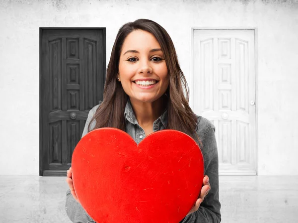 Gelukkig jonge vrouw met een hartsymbool — Stockfoto