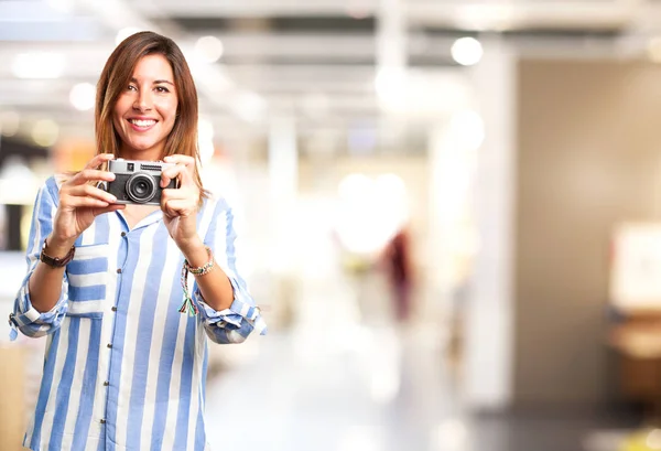 Щаслива молода жінка з камерою — стокове фото