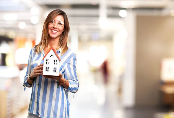 Gelukkig jong vrouw met huis — Stockfoto