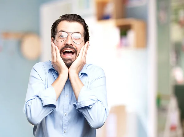 Gelukkige jongeman glimlachend — Stockfoto